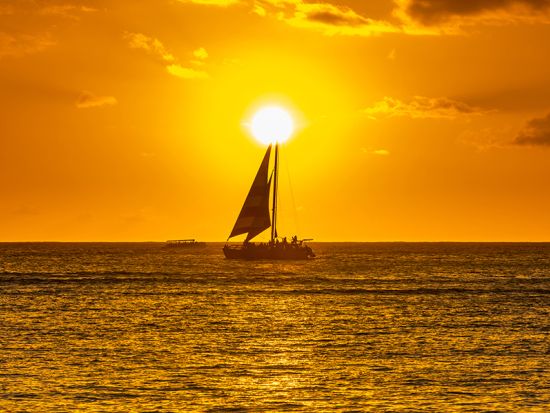サンセットセーリング　マカニ号　嬉しいドリンク追加オプションあり！＜ワイキキ送迎可／ケワロ湾発＞