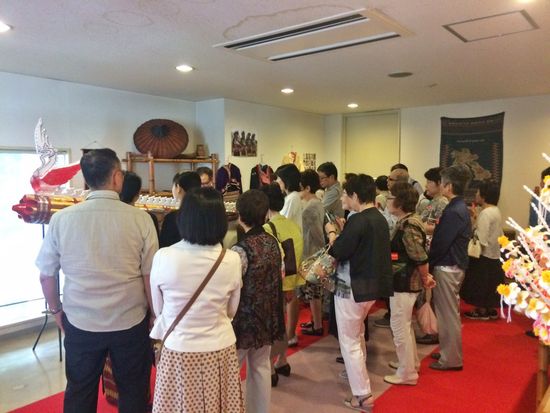 展示資料見学風景