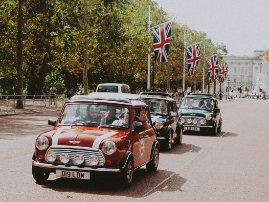 レトロなミニクーパーで移動！映画『ハリー・ポッター』ロケ地巡り　＜貸切／英語ガイド＞