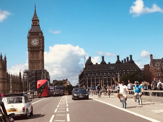 レトロなミニクーパーで移動！映画『ハリー・ポッター』ロケ地巡り　＜貸切／英語ガイド＞