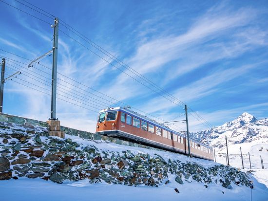 登山鉄道で行く！マッターホルンを望むスイス・ゴルナーグラート展望台日帰りツアー　列車手配込みで安心！ツェルマット観光＆山頂ホテルでの絶景ランチ＜ミラノ発＞