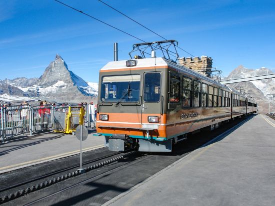 登山鉄道で行く！マッターホルンを望むスイス・ゴルナーグラート展望台日帰りツアー　列車手配込みで安心！ツェルマット観光＆山頂ホテルでの絶景ランチ＜ミラノ発＞