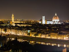 Italy_Florence_night_pixta_72721324_M