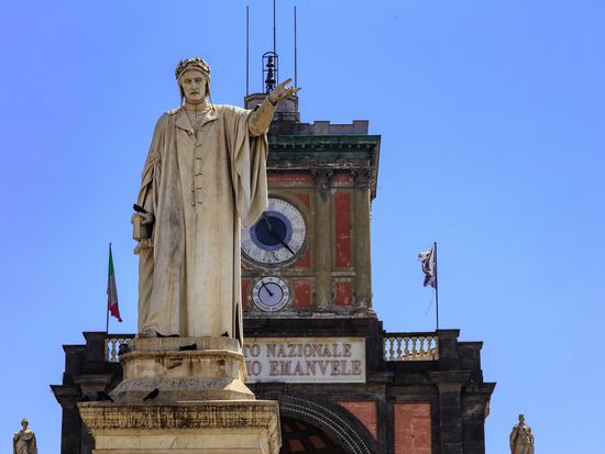 Italy_Naples_Piazza_Dante_shutterstock_740950108