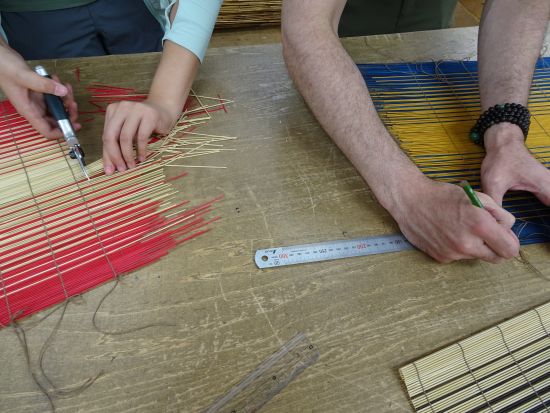 すだれ職人に教わる竹製手編みランチマット作り体験 伝統の手技を活かし、その先へ歩み続ける工房「京すだれ 川﨑」＜約2時間／亀岡市＞