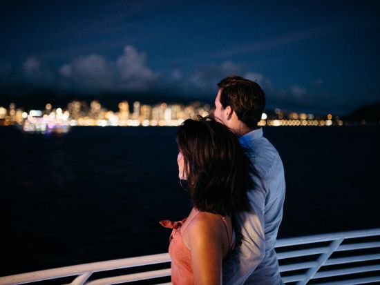 花火鑑賞クルーズ　マジェスティック号 　船上からワイキキの夜景と花火を満喫　ウエルカムドリンク1杯付き＜金曜日限定／アロハタワー・マーケットプレイス発＞