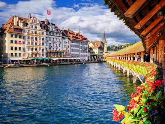 Switzerland_Lucerne_Chapel_Bridge_shutterstock_157553498