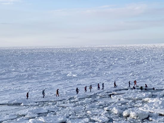 知床 流氷ウォーク® 真っ白な流氷の世界へ出発！氷の上を歩いて、寝そべって♪海に落ちてもプカプカ浮かぶので安心！＜2～3月／ウトロエリア送迎あり＞byシンラ