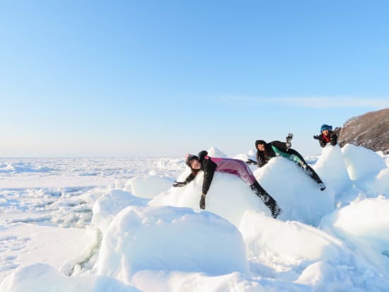 知床 流氷ウォーク® 真っ白な流氷の世界へ出発！氷の上を歩いて、寝そべって♪海に落ちてもプカプカ浮かぶので安心！＜2～3月／ウトロエリア送迎あり＞byシンラ