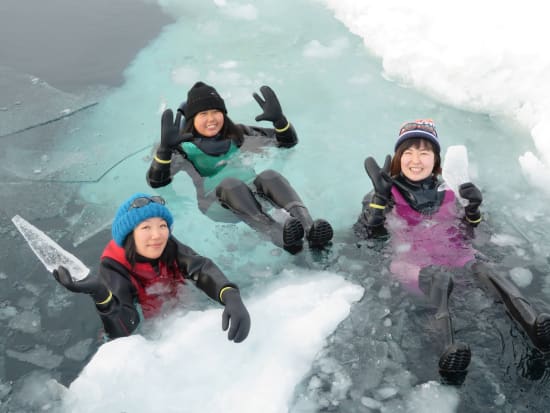 知床 流氷ウォーク® 真っ白な流氷の世界へ出発！氷の上を歩いて、寝そべって♪海に落ちてもプカプカ浮かぶので安心！＜2～3月／ウトロエリア送迎あり＞byシンラ