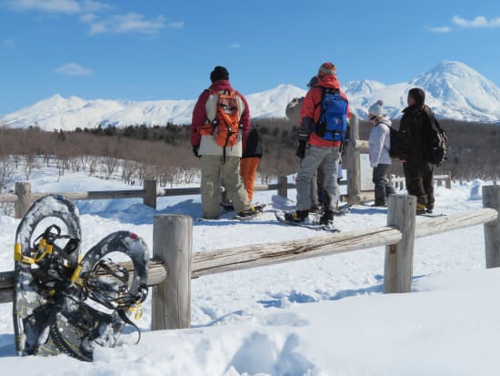 フレペの滝 スノーシューイング 雪の上をサクサク歩いて凍り輝くフレぺの滝へ！雪遊びをしながら進もう♪＜12～3月／ウトロエリア送迎あり＞byシンラ