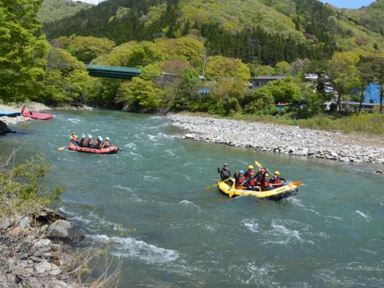 即予約確定！水上ラフティングツアー 全国的にも有名なラフティングスポットで川下りを体験 中学生以上から参加OK＜午前・午後／みなかみ町＞