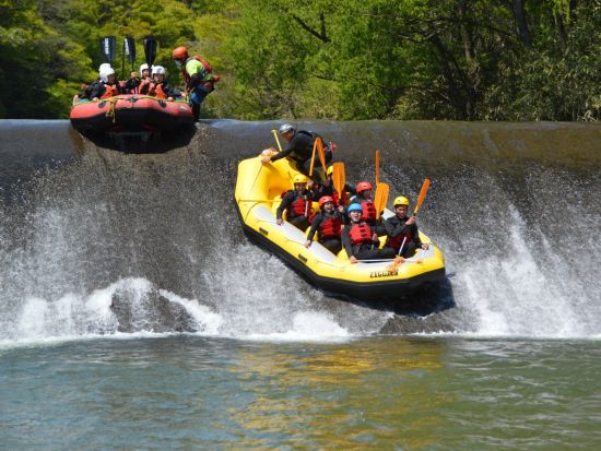 即予約確定！水上ラフティングツアー 全国的にも有名なラフティングスポットで川下りを体験 中学生以上から参加OK＜午前・午後／みなかみ町＞