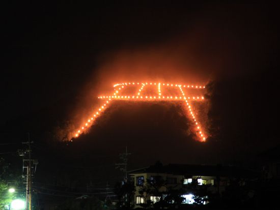 五山送り火鑑賞バスツアー あだし野念仏寺＋嵐山＋点火前の五山案内＋上賀茂神社＋送り火鑑賞（2026/8/16限定）by おこしバス（京都定期観光バス）