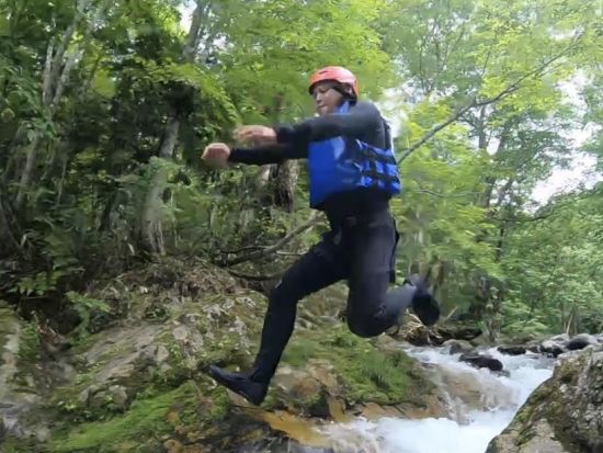 即予約確定！水上キャニオニングツアー 爽やかな渓谷の中で大自然を満喫！全身で楽しむアクティビティ 中学生以上から参加OK＜午前・午後／みなかみ町＞