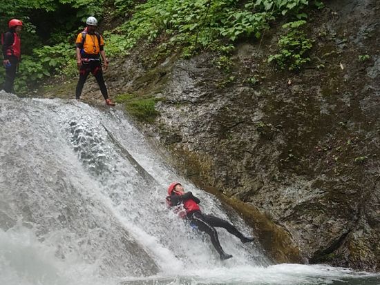 即予約確定！水上キャニオニングツアー 爽やかな渓谷の中で大自然を満喫！全身で楽しむアクティビティ 中学生以上から参加OK＜午前・午後／みなかみ町＞