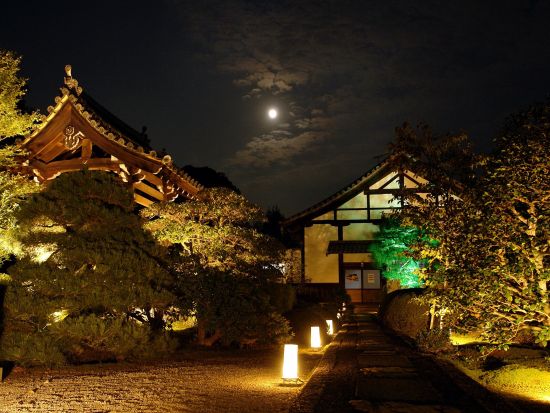 中秋の名月 御寺泉涌寺別院「お月見の会」バスツアー 特別拝観やライトアップされた庭園も（2026/9/25・26）＜夕食付＞by おこしバス（京都定期観光バス）