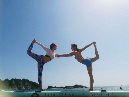 SUPヨガ体験 海に浮かべたボードの上でヨガのポーズ 嬉しい写真サービス付き＜午前・午後／SKY SURF YOGA／茅ヶ崎＞