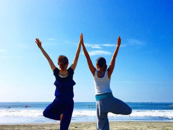 ビーチヨガ体験　選べる太陽のパワーをもらうサンライズまたはサンセットヨガ＜朝・夕／SKY SURF YOGA／茅ヶ崎＞