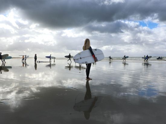 サーフィンプライベートスクール 湘南で波乗りデビュー 最大2名＜午前・午後／茅ヶ崎＞ by SKY SURF YOGA