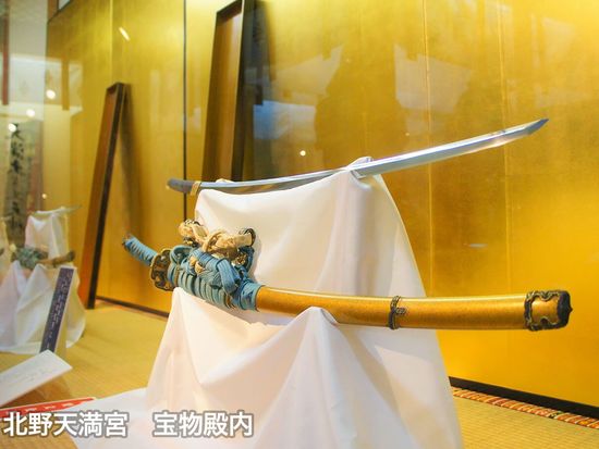 刀剣好き必見 京の夏の旅 文化財特別公開 特別仕様車でめぐる刀剣鑑賞ツアー 源氏の重宝 伝説の刀剣を見に行こう 選べる2コース 7月 9月 京都駅発着 京都の観光 遊び 体験 レジャー専門予約サイト Veltra ベルトラ