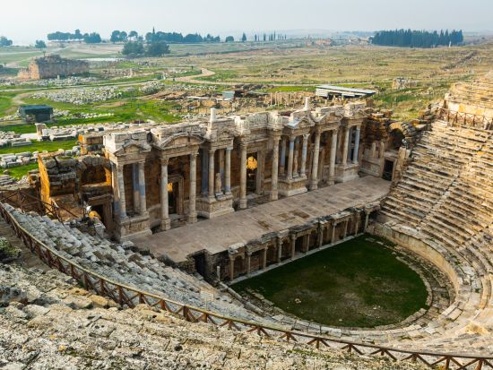 世界遺産 古代都市ヒエラポリス＆パムッカレ石灰棚 日帰り観光ツアー ＜4～10月／日本語または英語ガイド／国内航空券込／昼食付／イスタンブール発＞