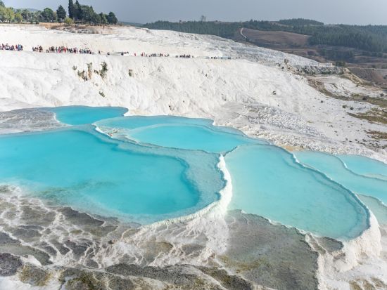 世界遺産 古代都市ヒエラポリス＆パムッカレ石灰棚 日帰り観光ツアー ＜4～10月／日本語または英語ガイド／国内航空券込／昼食付／イスタンブール発＞