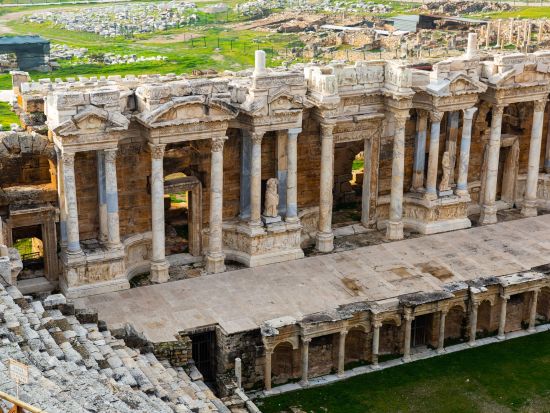 世界遺産 古代都市ヒエラポリス＆パムッカレ石灰棚 日帰り観光ツアー ＜4～10月／日本語または英語ガイド／国内航空券込／昼食付／イスタンブール発＞