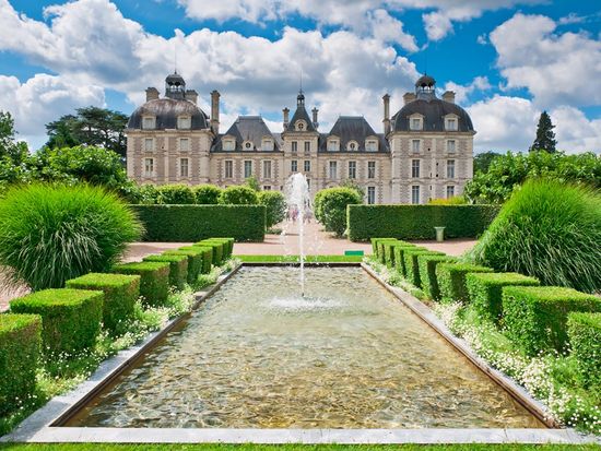 France_Loire_Valley_Cheverny Chateau_shutterstock_127168445