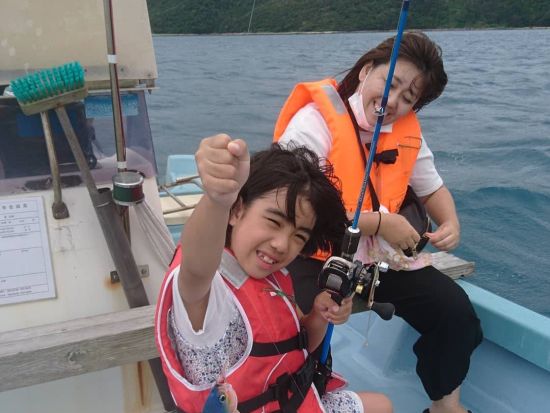 リーフフィッシング　手ぶらで参加OK！入江でコマセ釣りを楽しもう　アンカーリングするのでお子様や船酔いが心配な方にもおすすめ ＜笠利町＞ by サラサ