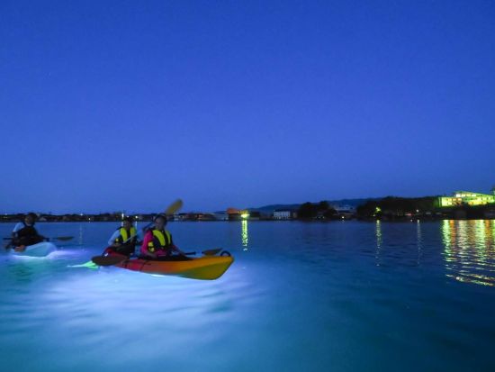 佐渡島 加茂湖　ナイトカヤック体験　船底ライトアップで日本百景の加茂湖の幻想的な景色を楽しむ！＜4～10月＞by サードフィールドさど