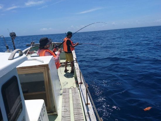 船釣り体験　手ぶらで参加OK！美しい自然の景色を眺めながら五目釣りを楽しもう　9歳から参加可能　＜笠利町＞ by サラサ