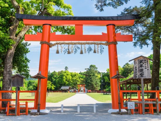 五山送り火鑑賞バスツアー 平安神宮＋上賀茂神社＋点火前の五山案内＋嵐山＋大文字鑑賞（2026/8/16限定）＜夕食付き＞by おこしバス（京都定期観光バス）