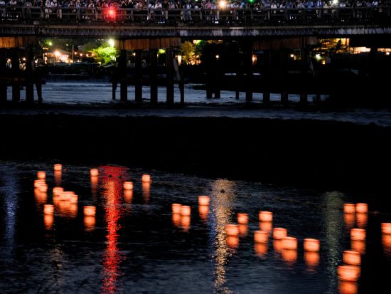 五山送り火鑑賞バスツアー 鳥居形・大文字・嵐山の灯篭流しも鑑賞！（2026/8/16限定）＜夕食付き／京都駅発＞by おこしバス（京都定期観光バス）