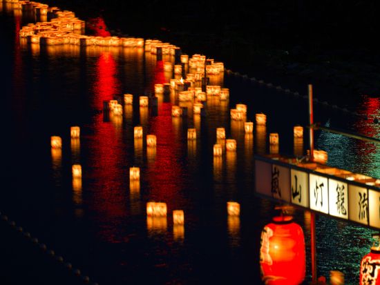 五山送り火鑑賞バスツアー 鳥居形・大文字・嵐山の灯篭流しも鑑賞！（2026/8/16限定）＜夕食付き／京都駅発＞by おこしバス（京都定期観光バス）