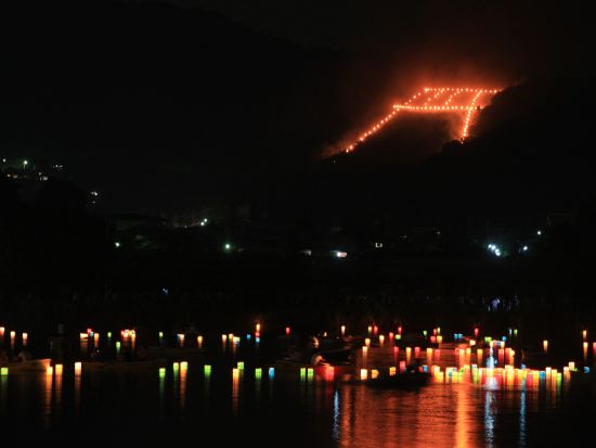 五山送り火鑑賞バスツアー 鳥居形・大文字・嵐山の灯篭流しも鑑賞！（2026/8/16限定）＜夕食付き／京都駅発＞by おこしバス（京都定期観光バス）