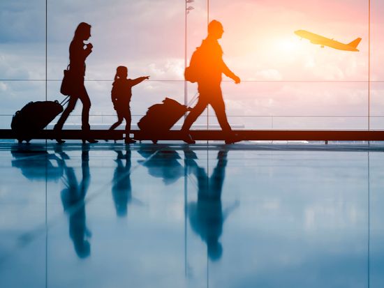 Airport_Airplane_Family_Travel_Silhouette_Transportation_123RF_70705854