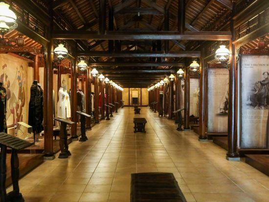 アオザイ博物館＆タンディン教会＆プチフランス巡り＋アオザイ試着体験　貸切プランあり〈1日／送迎付／昼食付き〉