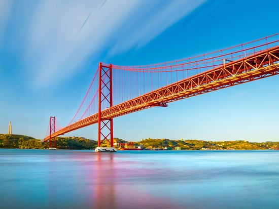 Portugal_Lisbon_25_April_bridge_shutterstock_716538931