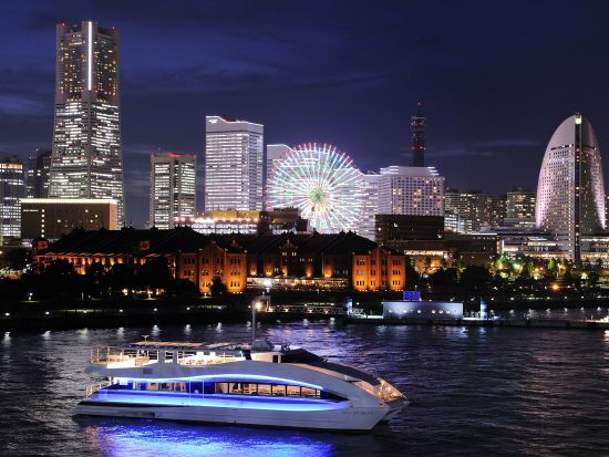 横浜ナイトクルーズ　ファンタスティックカフェシップ ラグジュアリークルーザーで巡る横浜港のパワースポット＜週末限定／60分／ピア赤レンガ桟橋発＞