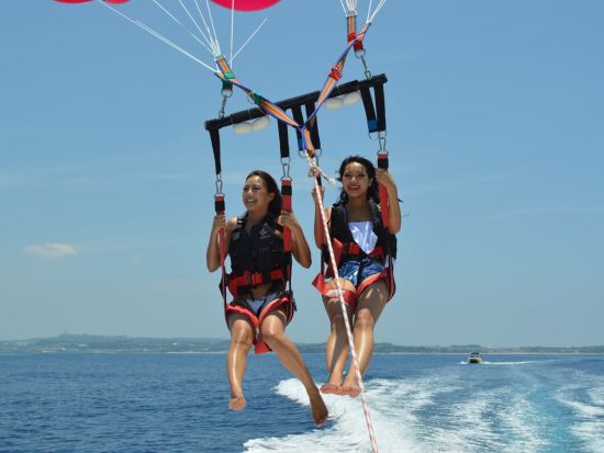 南部パラセーリング　手ぶらで参加OK！青い空に舞い上がるスリルと美しい海を見渡す感動体験＜6歳から参加可／糸満市＞