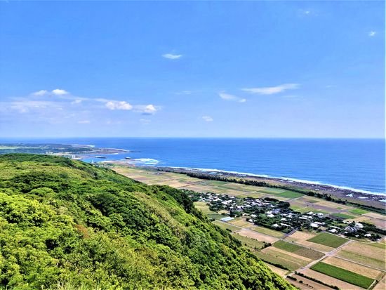 百之台公園から眼下の集落と太平洋を望む
