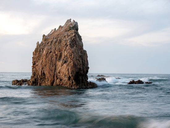 pixta_71958648_M_島根県益田市 持石海岸 観音岩