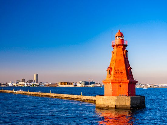 pixta_59874491_横浜港内防波堤灯台赤灯台