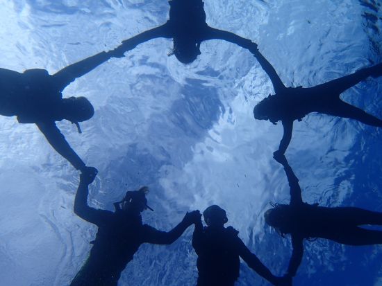 青の洞窟 シュノーケリング 神秘的な海の世界を探検！写真撮影無料&餌付け体験付き◎＜ビーチ／写真プレゼント／那覇市内ホテル送迎＞