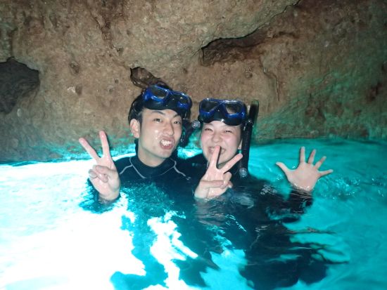 青の洞窟 シュノーケリング 神秘的な海の世界を探検！写真撮影無料&餌付け体験付き◎＜ビーチ／写真プレゼント／那覇市内ホテル送迎＞