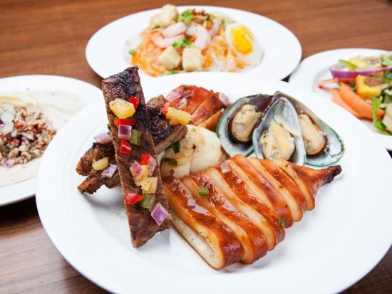 アイランダー・テラス 食事券＆事前予約サービス 日替わりメニューのディナービュッフェ　朝食や日曜限定サンデーブランチプランあり＜ヒルトン・グアム＞