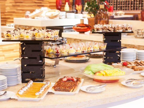 アイランダー・テラス 食事券＆事前予約サービス 日替わりメニューのディナービュッフェ　朝食や日曜限定サンデーブランチプランあり＜ヒルトン・グアム＞