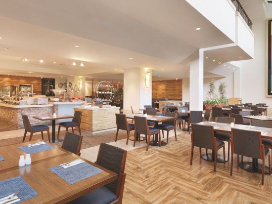 アイランダー・テラス 食事券＆事前予約サービス 日替わりメニューのディナービュッフェ　朝食や日曜限定サンデーブランチプランあり＜ヒルトン・グアム＞