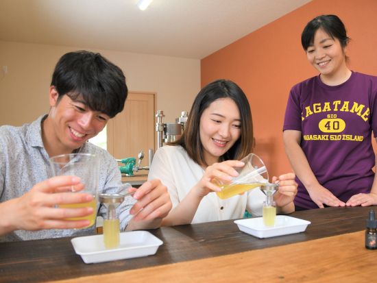 椿油搾り体験　五島の島の恵みをお裾分け 美肌・美髪に人気の椿油作り 搾油目安量15ml ＜中通島・新上五島町＞ by 矢堅目の塩本舗